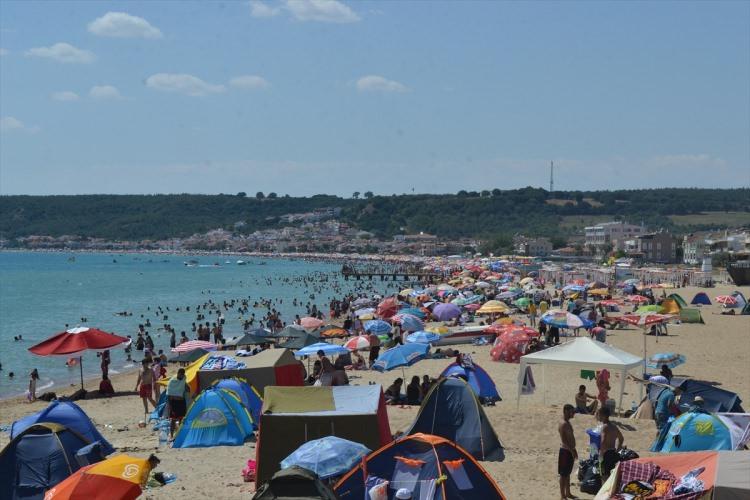 <p><strong>“BALKONLAR BİLE KİRAYA VERİLDİ”</strong></p>
<p>"Tatilci yoğunluğu nedeniyle mevcut kapasitenin 3 katına çıkıldı. Hizmet aksamaları oldu. Otel, pansiyon ve ev sahipleri ile esnaf çok memnun. Ancak altyapı yetersiz. Bu konuda devlet ve yerel yönetimlerin el atması gerekiyor. Balkonlar dahi kiraya verildi. Saros’da ayakta dahi yer kalmadı. Yoğunluk kaos getirdi. Duş, tuvalet ihtiyacı ve biriken çöpler sorun yarattı. Saros Körfezi’nde doluluk yüzde 300’e çıktı. Maalesef Saros Körfezi ’kendi kendini temizleyen deniz’ sıfatından, kendi ’kendini batıran deniz’ sıfatına büründü."</p>