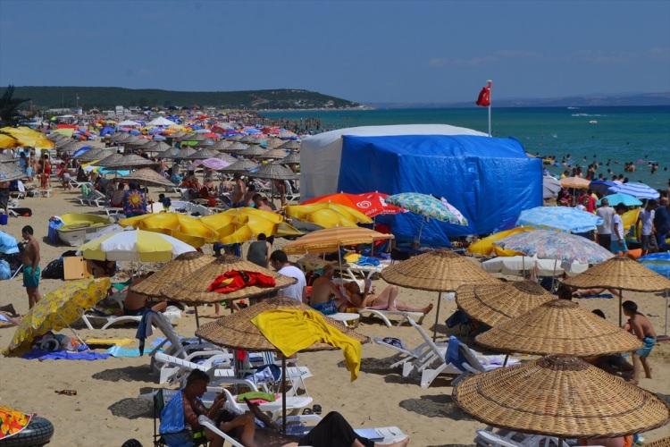 <p><strong>EMLAKÇI KUDRET UYBAŞ: KAPASİTENİN ÇOK ÜZERİNDE İNSAN VAR</strong></p>

<p>Erikli Köyü Sahili’nde emlakçılık yapan Kudret Uybaş, günübirlik gelerek çadırda ya da aracında kalanların büyük bir yoğunluk oluşturduğunu belirterek, şunları söyledi:</p>
