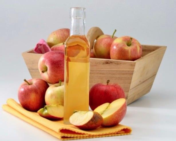 <p>Sirke başlı başına bir mucize. Hem ilaç hemde mükemmel bir temizlik aracı. Peki sirke nerelerde ve nasıl kullanılır? İşte sirkenin farklı kullanım alanları ve faydalarından bazıları...</p>
