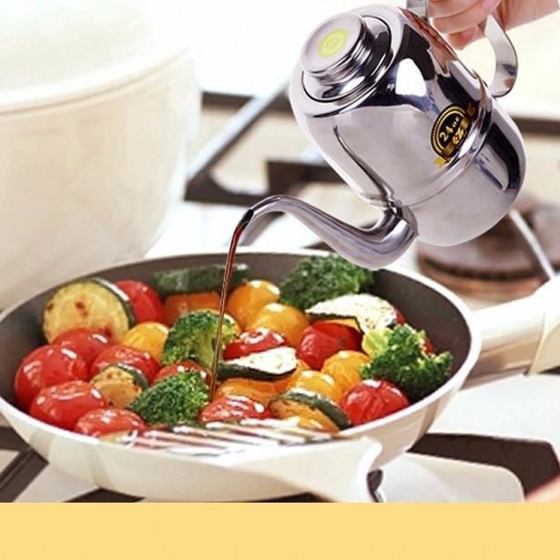 <p>Bir kaşık sirke ve yarım bardak suyu karıştırıp gargara olarak kullanabilirsiniz. Kötü nefese neden olan bakterilere karşı etkili olacaktır.</p>
