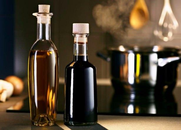 <p>Elma sirkesi güneş yanığı, yaşlılık lekeleri, akne, siğil, selülit, böcek ısırıkları ve kepek için bir çare olarak kullanılmaktadır.</p>
