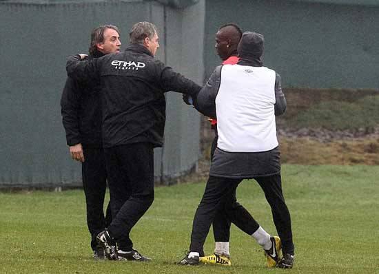 Alınan bilgilere göre Balotelli antrenmanda sert bir müdahalede bulununca Mancini, 22 yaşındaki oyuncuya çok sert tepki gösterdi ve olaylar bundan sonra gelişti.