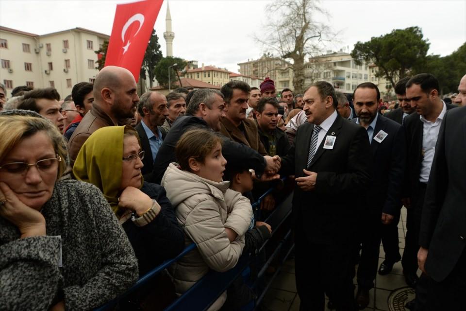 <p>Diyarbakır'ın Sur ilçesindeki operasyonda teröristlerce açılan ateş sonucu yaralanan ve kaldırıldığı hastanede şehit düşen Uzman Çavuş Fatih Efiloğlu için memleketi Ordu'da cenaze töreni düzenlendi. Cenaze törenine, Orman ve Su İşleri Bakanı Veysel Eroğlu da katıldı.</p>
<p> </p>