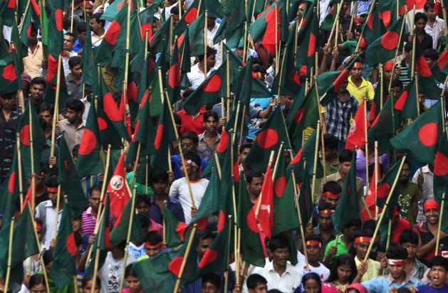 Bangladeş'in başkenti Dakka'da geçen hafta çöken iş merkezinde yaşamını yitirenlerin sayısının 500'ü geçtiği bildirildi.