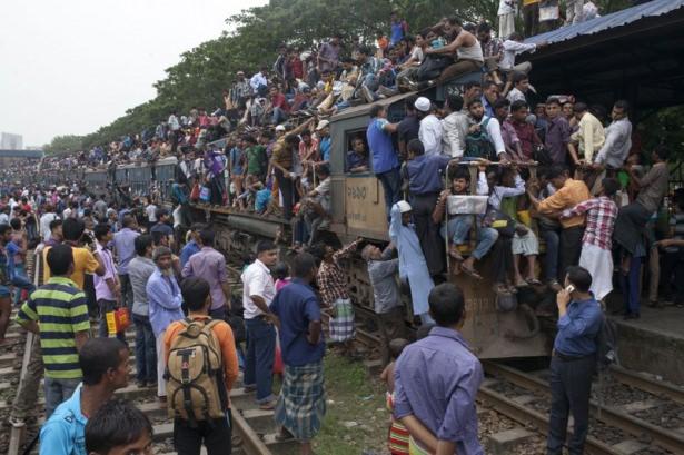 <p>Aşırı yoğunluk dolayısıyla halk, bayram yolculuğu i&ccedil;in trenlerin &uuml;zerinde bile kendine yer bulmaya &ccedil;alıştı.</p>
