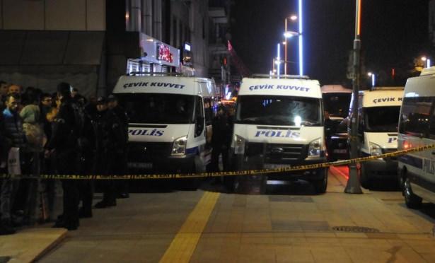 <p>Kocaeli’nin Gölcük ilçesinde bir bankaya giren çarşaflı iki erkek çalışanları rehin aldı</p>