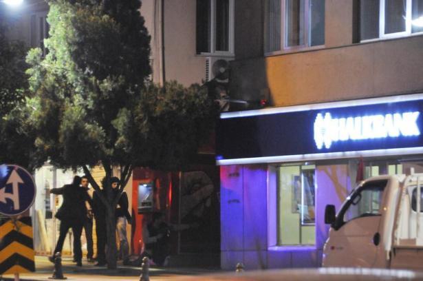 <p>Kocaeli’nin Gölcük ilçesinde bir bankaya giren çarşaflı iki erkek çalışanları rehin aldı</p>