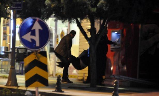 <p>Kocaeli’nin Gölcük ilçesinde bir bankaya giren çarşaflı iki erkek çalışanları rehin aldı</p>