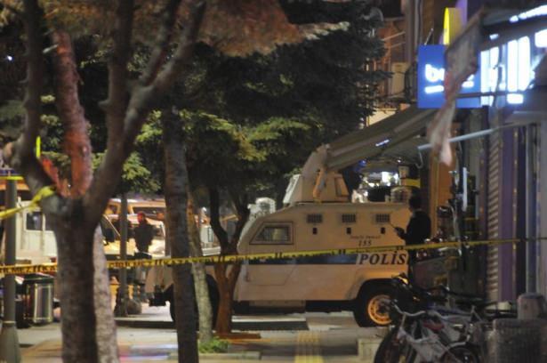 <p>Kocaeli’nin Gölcük ilçesinde bir bankaya giren çarşaflı iki erkek çalışanları rehin aldı</p>