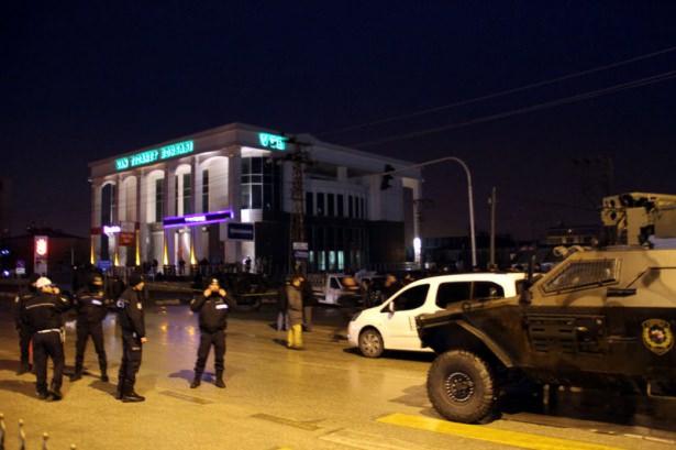 <p>Van’da bir kamu bankası şubesine akşam saatlerinde gelen silahlı bir kişi soygun girişiminde bulundu.</p>
