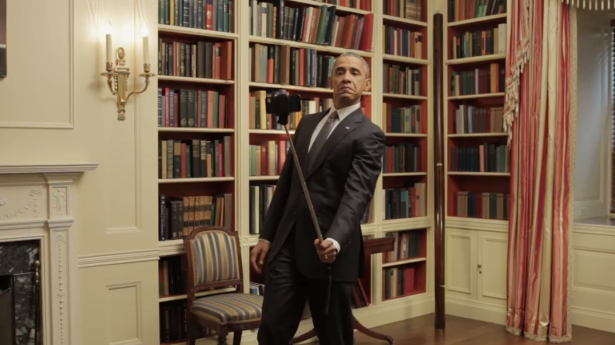 <p>BuzzFeed sitesinin &ldquo;T&uuml;m d&uuml;nyanın yaptığı, ama kimsenin hakkında konuşmadığı şeyler&rdquo; adlı videosunda, Obama kendi fotoğraflarını &ccedil;ekti, konuşmasına &ccedil;alıştı ve ayna karşısında y&uuml;z mimikleri yaptı.</p>
