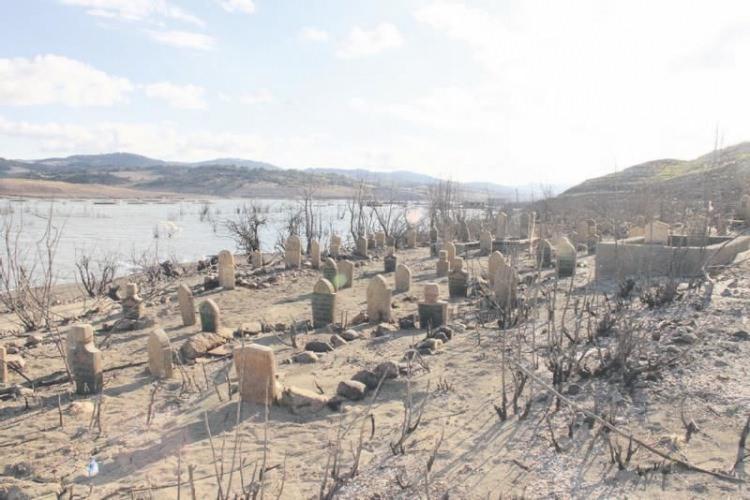 <p><strong>YILLAR SONRA GÜN YÜZÜNE ÇIKTI</strong></p>
<p>Bakacak Barajı'nın yapımı için 1990 yılında boşaltılarak Gökçeada'ya taşınan Eşelek köyünün terk edilmiş evleri ve kurum binalarından bazıları, yağış miktarının az olması nedeniyle barajda su seviyesi azalınca yıllar sonra gün yüzüne çıktı.</p>