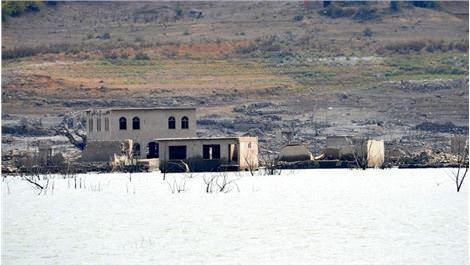 <p><strong>ZİYARETLER BAŞLADI</strong></p>
<p>Baraj altından çıkan eski köyü merak eden çevre köylerdeki vatandaşlar ile daha önce Eşelek köyünde yaşamış vatandaşlar, gazete ve televizyonlarda çıkan haberler üzerine yıllar sonra gün yüzüne çıkan köyü ziyaret etti.</p>