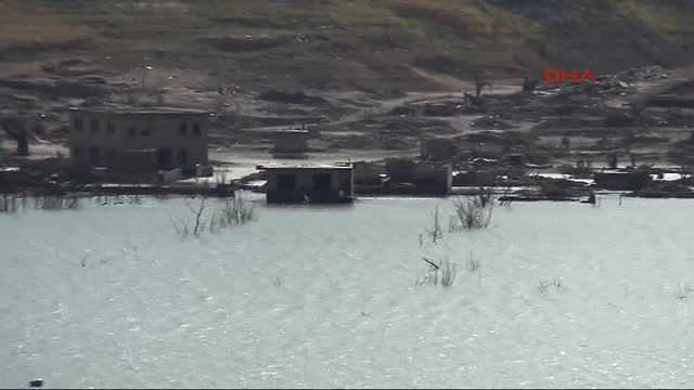 <p><strong>Bakacak Barajı</strong></p>
<p>Devlet Su İşleri (DSİ) Genel Müdürlüğünce, Çanakkale'nin Biga ilçesinde 1990 yılında temeli atılan Bakacak Barajı, tamamlanarak 1999'da hizmete girdi. 136 milyon metreküp kapasiteye sahip barajda, bu yıl yağışın az olması nedeniyle su miktarı da yapıldığı yıldan bu yana en düşük seviyeye indi.</p>
