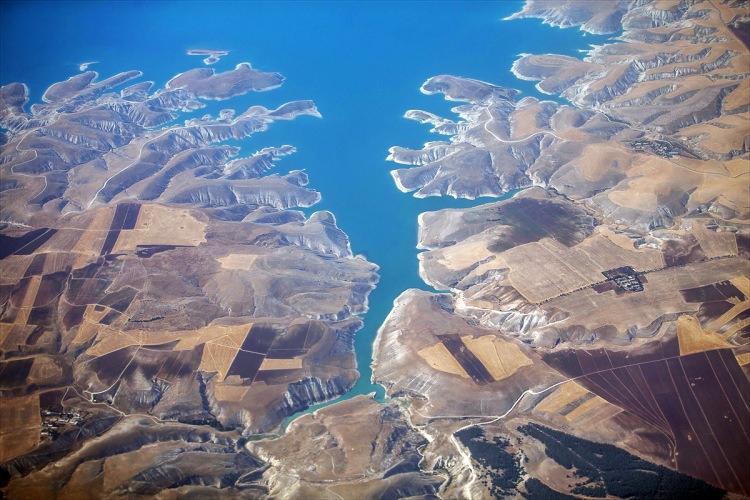 <p> Türkiye'nin en verimli tarım arazilerinin yer aldığı Şanlıurfa ve çevresine hayat veren baraj, her geçen yıl yeni ovalara ulaşarak, ülke ekonomisine ciddi destek sağlıyor. </p>