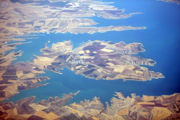 <p>Yolcular, yerden metrelerce yükseklikten barajı, kuş bakışı izleme imkanı buluyor.</p>