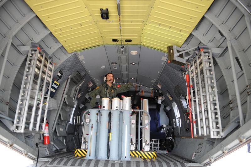 <p>Savaş gemisinden havalanan helikopter ileri mesafelere giderek özellikle denizaltı gibi görünmeyen savaş gemilerini tespit etmekte çok önemli görevler üstleniyor. Deniz hava gücümüzün NATO ülkeleri arasında en üst sıralarda yer alması bize gurur veriyor. Deniz kuvvetlerinin kuvvet çarpanı olmak ise görevimizin ne kadar önemli olduğunu gösteriyor” dedi.</p>