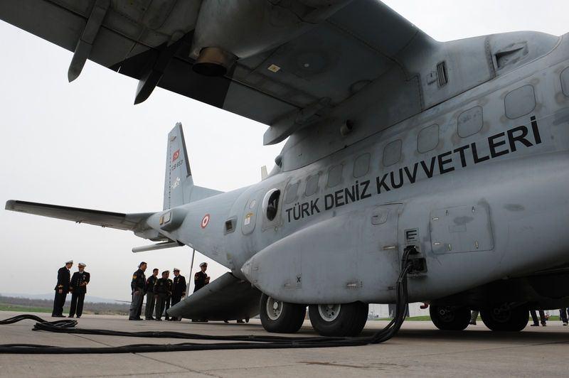 <p>Deniz karakol uçaklarımız ise uzak mesafelere giderek ülkemizin güvenliğini sağlamak için çabalıyoruz. 3 okyanusa savaş gemilerimizle giden helikopterlerimiz deniz haydutluğundan, doğal afetlerden insan kurtarmaya kadar onlarca görevi başarıyla yapabilecek yetenekte” dedi.</p>