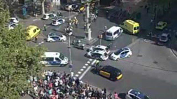 <p>İspanya'nın Barcelona kentinde minibüs kalabalığın arasına daldı, En az 13 ölü ve çok sayıda yaralının olduğu bildirildi.</p>
