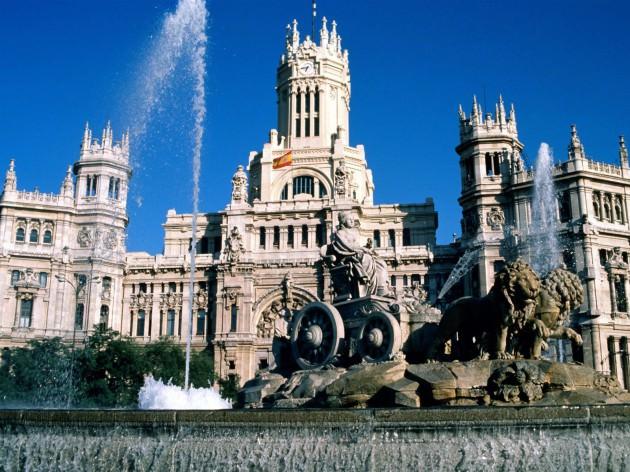 BARSELONA - Barcelona şehri İspanya'nın Akdeniz kıyısında bulunan ekonomik ve sosyal olarak en önemli yere sahip şehridir. Şehir aynı zamanda modern mimarininn başkenti olarak da adlandırılır. Son 10 senedir yapılan yapılar şehrin bu adı almasında etkili olmuştur. Genel olarak bir bilgi verecek olursak Barcelona yürüyerek gezilebilir. Academia de Sciencias olarak adlandırılan bilimler akademisi mimari önemli eserlerden biridir. Ayrıca muhteşem boyamaları ve koriorları ile Palacio de Moya turistlerin özellikle ziyaret etmek istedikleri yapıtların başında gelir. El Puerto kulesi ise bize muhtesem güzellikteki Barcelona görüntüleri sunar. Şehrin en fazla turistik ziyaret alanı ise Mercado de La Boquería olarak adlandırılan pazarıdır. 