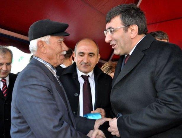 <p>Doktora: Bilkent &Uuml;niversitesi siyaset bilimi ve kamu y&ouml;netimi</p>
