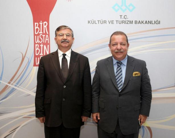 <p>MİLLİ SAVUNMA BAKANI/İSMET YILMAZ Lise: İstanbul Haydarpaşa Lisesi &Ouml;n Lisans: İstanbul Teknik &Uuml;niversitesi Denizcilik Fak&uuml;ltesi (Denizcilik Y&uuml;ksek Okulu) Makine B&ouml;l&uuml;m&uuml;</p>
