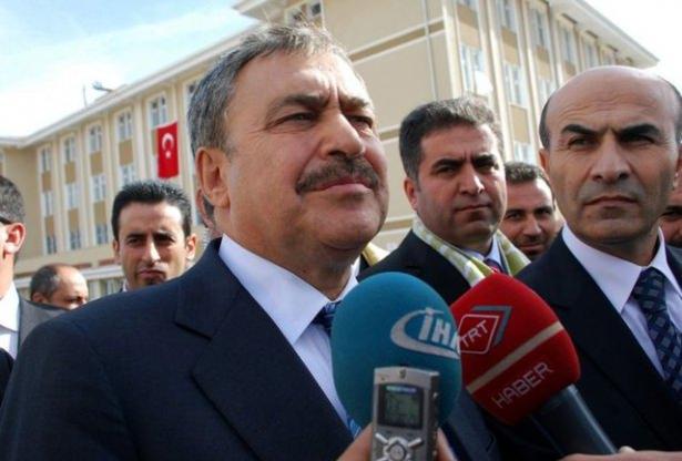 <p>ORMAN ve SU İŞLERİ BAKANI/VEYSEL EROĞLU Lise: Afyon Lisesi</p>
