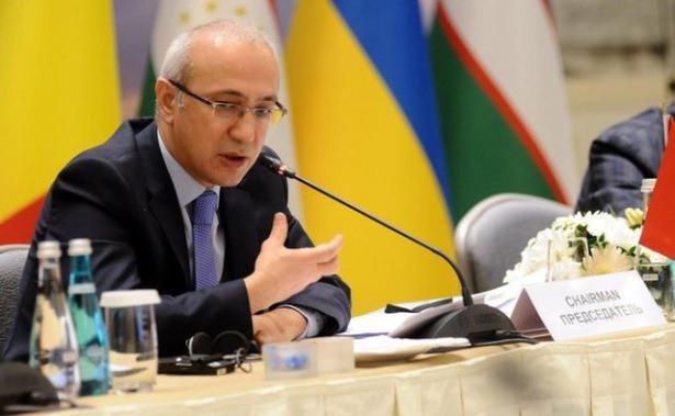 <p>Y&uuml;ksek Lisans: Leeds &Uuml;niversitesinde maden ve y&ouml;neylem araştırması Y&uuml;ksek Lisans: ABD'de Delaware &Uuml;niversitesinde ekonomi</p>
