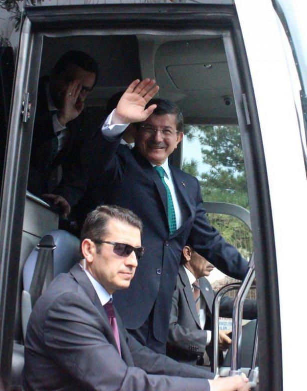 <p>Başbakan Ahmet Davutoğlu, Ahi Evran Külliyesi alanında düzenlenen 27. Ahilik Haftası törenlerine katıldı. Kırşehir halkı Başbakan Davutoğlu'na yoğun ilgi gösterdi. İşte o törenden objektiflere yansıyan kareler...</p>
