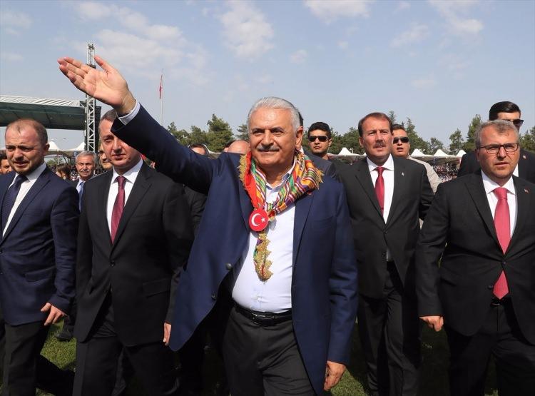 <p>Daha sonra "736. Ertuğrul Gazi'yi Anma ve Yörük Şenlikleri"ne katılan Başbakan Yıldırım, konuşmasında önemli açıklamalarda bulundu.</p>
