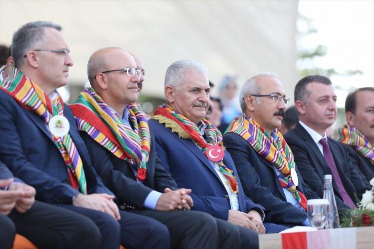 <p>Başbakan Yıldırım, daha sonra güreş ve tören geçişi gösterilerini izledi.</p>