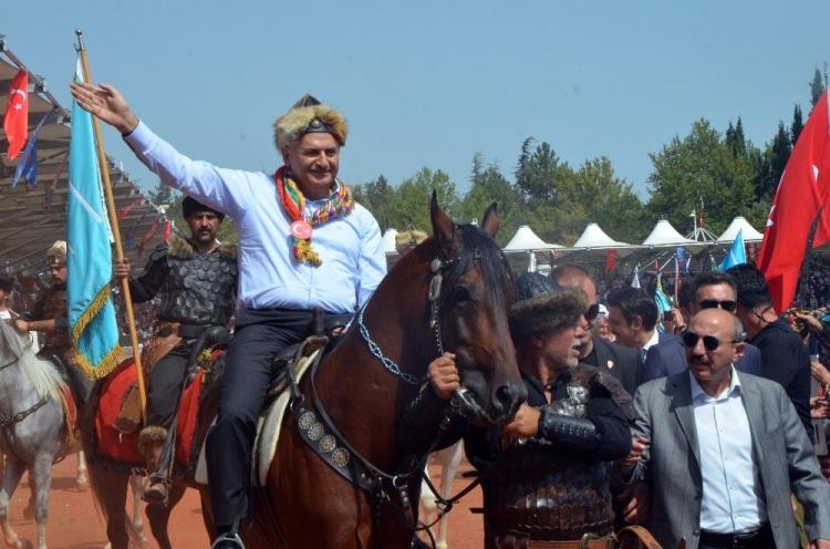 <p>Ardından Balıkesir’den gelen Karasiatlı Okçuluk Kulübüne ait Kosovalı adlı ata binen Başbakan Yıldırım, Türkiye’nin dört bir yanından şenlik için gelen vatandaşları at üzerinde selamladı.</p>