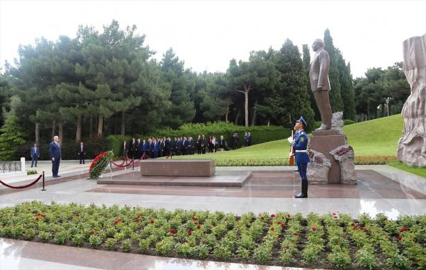 <p>Başbakan Binali Yıldırım, resmi temaslarda bulunmak için geldiği Azerbaycan'da, merhum Cumhurbaşkanı Haydar Aliyev'in mezarını ve şehitlikleri ziyaret etti. Yıldırım, Bakü Türk Şehitliğini ziyaret ederek buradaki anıta çelenk sundu, temsili şehit mezarlarına karanfil bıraktı.</p>