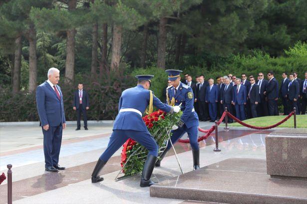 <p>Başbakan Binali Yıldırım, resmi temaslarda bulunmak için geldiği Azerbaycan'da, merhum Cumhurbaşkanı Haydar Aliyev'in mezarını ve şehitlikleri ziyaret etti. Yıldırım, Bakü Türk Şehitliğini ziyaret ederek buradaki anıta çelenk sundu, temsili şehit mezarlarına karanfil bıraktı.</p>