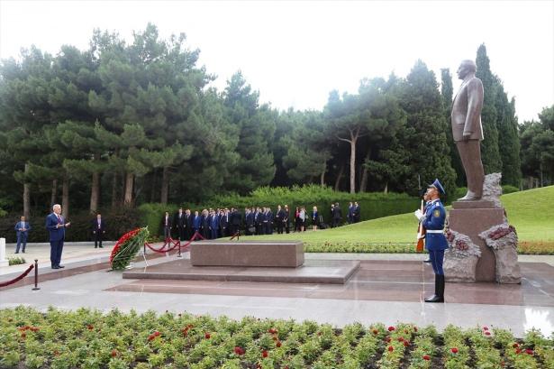 <p>Başbakan Binali Yıldırım, resmi temaslarda bulunmak için geldiği Azerbaycan'da, merhum Cumhurbaşkanı Haydar Aliyev'in mezarını ve şehitlikleri ziyaret etti. Yıldırım, Bakü Türk Şehitliğini ziyaret ederek buradaki anıta çelenk sundu, temsili şehit mezarlarına karanfil bıraktı.</p>
