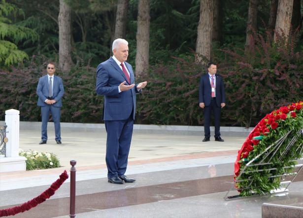 <p>Başbakan Binali Yıldırım, resmi temaslarda bulunmak için geldiği Azerbaycan'da, merhum Cumhurbaşkanı Haydar Aliyev'in mezarını ve şehitlikleri ziyaret etti. Yıldırım, Bakü Türk Şehitliğini ziyaret ederek buradaki anıta çelenk sundu, temsili şehit mezarlarına karanfil bıraktı.</p>