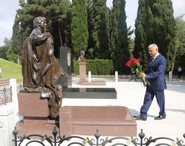 <p>Başbakan Binali Yıldırım, resmi temaslarda bulunmak için geldiği Azerbaycan'da, merhum Cumhurbaşkanı Haydar Aliyev'in mezarını ve şehitlikleri ziyaret etti. Yıldırım, Bakü Türk Şehitliğini ziyaret ederek buradaki anıta çelenk sundu, temsili şehit mezarlarına karanfil bıraktı.</p>