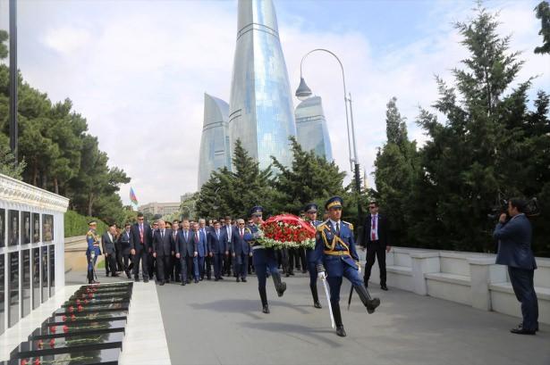 <p>Başbakan Binali Yıldırım, resmi temaslarda bulunmak için geldiği Azerbaycan'da, merhum Cumhurbaşkanı Haydar Aliyev'in mezarını ve şehitlikleri ziyaret etti. Yıldırım, Bakü Türk Şehitliğini ziyaret ederek buradaki anıta çelenk sundu, temsili şehit mezarlarına karanfil bıraktı.</p>