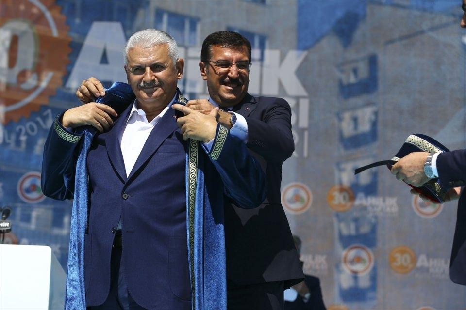 <p>Törenin sonunda şet kuşanan Yıldırım'a, ahilik kıyafetini Gümrük ve Ticaret Bakanı Bülent Tüfenkci giydirdi.</p>
