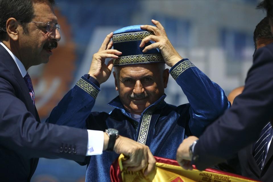 <p>Törenin sonunda "Ahilik Onur Ödülü"ne layık görülen Başbakan Yıldırım, Ahi kıyafeti giydi.</p>