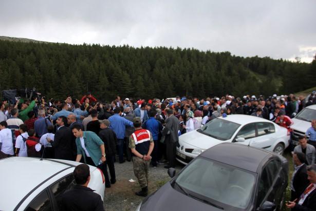 <p>Etkinliğe Başbakan Binali Yıldırım, İçişleri Bakanı Efkan Ala, AK Parti Çevre, Şehir ve Kültürden Sorumlu Genel Başkan Yardımcısı Samsun Milletvekili Çiğdem Karaaslan ve çok sayıda öğrenci katıldı. </p>
<p><a href="http://video.haber7.com/video-galeri/71626-yagmur-altinda-doga-yuruyusune-cikti"><strong>HABERİN VİDEOSUNU İZLEMEK İÇİN TIKLAYINIZ...</strong></a></p>