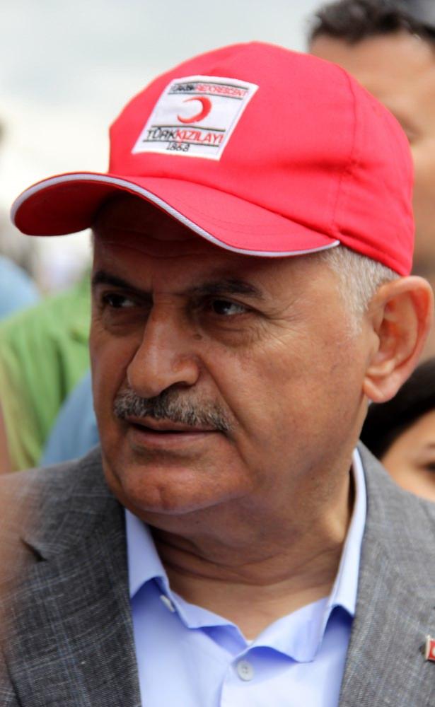 <p>Yürüyüş öncesi öğrencilerle sohbet edip, AK Parti Çevre Şehir ve Kültürden Sorumlu Genel Başkan Yardımcısı Samsun Milletvekili Çiğdem Karaaslan'dan etkinlik hakkında bilgi alan Başbakan Binali Yıldırım,</p>
<p><a href="http://video.haber7.com/video-galeri/71626-yagmur-altinda-doga-yuruyusune-cikti"><strong>HABERİN VİDEOSUNU İZLEMEK İÇİN TIKLAYINIZ...</strong></a></p>