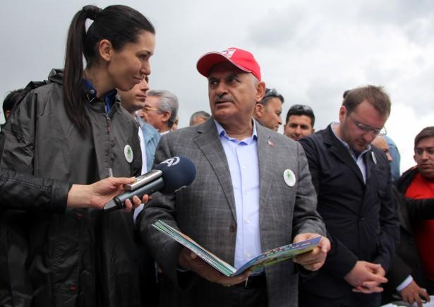 <p>"Çevre konusunda bazı yanlış konular var. Şöyle ki çevre deyince bazıları için hiçbir şeye dokunma, hiç el atma. Bazıları da fabrika yapalım, ev yapalım, yollar yapalım, şehirler yapalım. </p>
<p><a href="http://video.haber7.com/video-galeri/71626-yagmur-altinda-doga-yuruyusune-cikti"><strong>HABERİN VİDEOSUNU İZLEMEK İÇİN TIKLAYINIZ...</strong></a></p>