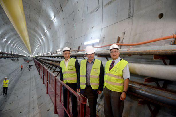 <p>Başbakan Ahmet Davutoğlu, Ulaştırma, Denizcilik ve Haberleşme Bakanı Lütfi Elvan ile Avrasya Tüneli inşaatında incelemelerde bulundu. </p>

