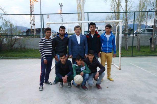 <p><span style="color:#FFFFFF">Geniş güvenlik önlemleri altında Varto ilçesinde gezi ve ziyaretlerini tamamlayan Başbakan Ahmet Davutoğlu, daha sonra Ankara’ya gitmek üzere helikopterle Muş’a gitti.</span></p>
<p> </p>