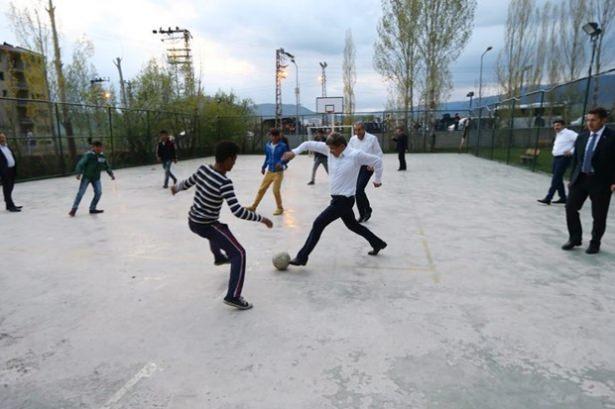 <p><span style="color:#FFFFFF">Bu sırada İmam Hatip Lisesi hentbol sahasında top oynayan çocukları gören Başbakan Davutoğlu, sahada Mehdi Eker, Muş Milletvekili Mehmet Emin Şimşek ve çocuklarla birlikte top oynadı. </span></p>
