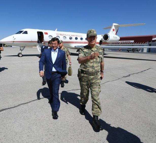 <p>Başbakan Ahmet Davutoğlu, Dağlıca’da görev yapan askerlere sürpriz bayram ziyaretinde bulundu.<br />
<br />
Ziyarette, Genelkurmay Başkanı Orgeneral Hulusi Akar da Davutoğlu'na eşlik etti. </p>