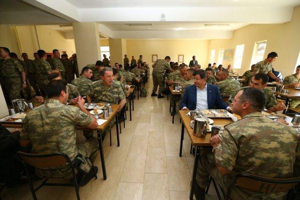 <p>Başbakan Ahmet Davutoğlu, Dağlıca’da görev yapan askerlere sürpriz bayram ziyaretinde bulundu.<br />
<br />
Ziyarette, Genelkurmay Başkanı Orgeneral Hulusi Akar da Davutoğlu'na eşlik etti.  </p>
