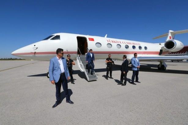 <p>Başbakan Ahmet Davutoğlu, Dağlıca’da görev yapan askerlere sürpriz bayram ziyaretinde bulundu.<br />
<br />
Ziyarette, Genelkurmay Başkanı Orgeneral Hulusi Akar da Davutoğlu'na eşlik etti. </p>