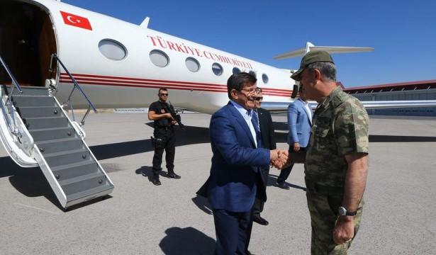 <p>Başbakan Ahmet Davutoğlu, Dağlıca’da görev yapan askerlere sürpriz bayram ziyaretinde bulundu.</p>